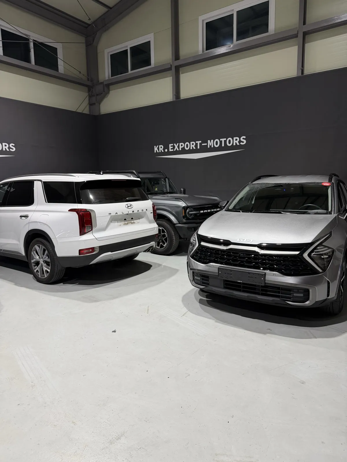 Автомобили из Кореи на складе KR Export Motors перед растаможкой