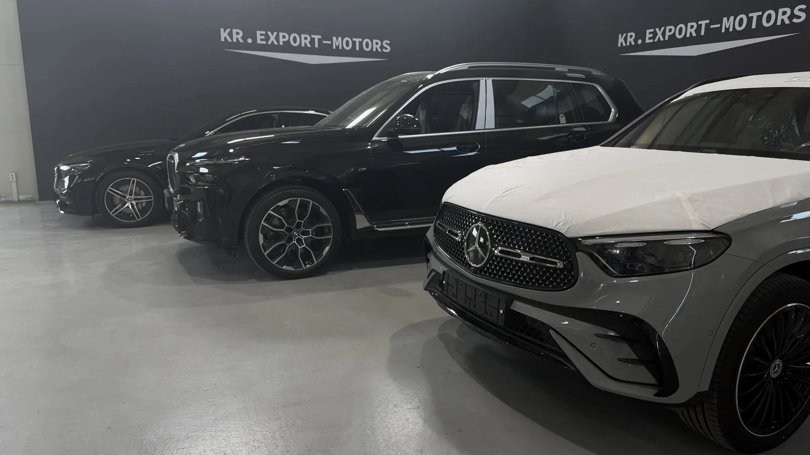 Премиум-автомобили из Кореи на складе KR Export Motors перед доставкой в Россию